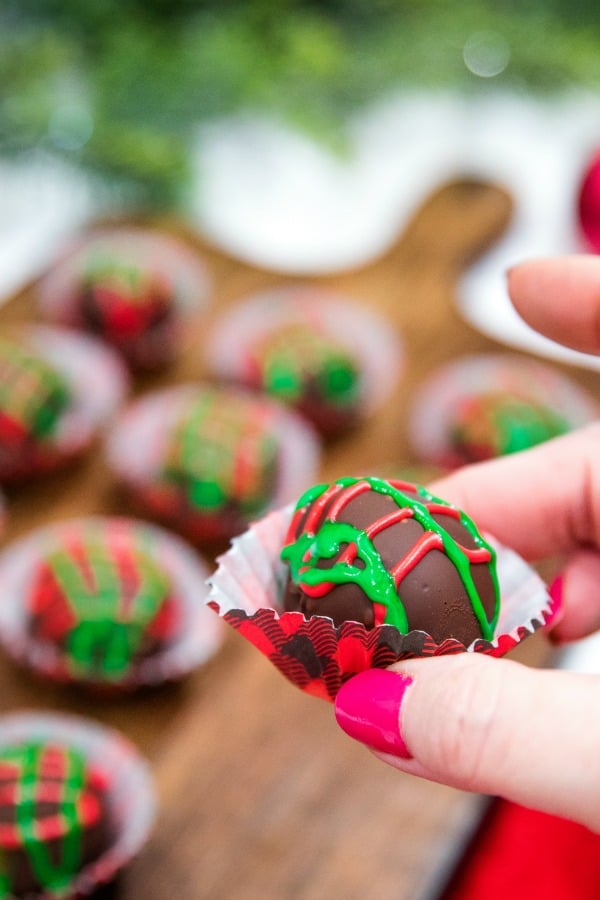 These incredibly easy chocolate peanut butter balls require only 5 ingredients to make. Simple no-bake recipe perfect for little hands to join in the fun! #mustlovehomecooking