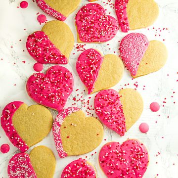 Crispy sugar cookies cut-outs decorated for your Valentine! Easy recipe for any occasion. #mustlovehomecooking