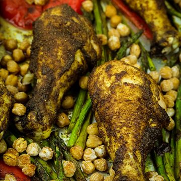 Super easy Sheet Pan Moroccan Chicken are tasty spiced chicken legs perfectly crispy on the outside and deliciously succulent on the inside. #mustlovehomecooking