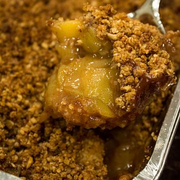 Freezer Apple Crisp Recipe, ready to bake frozen dessert made with crisp chunks of apple, spices and a crispy oatmeal crust. #mustlovehomecooking