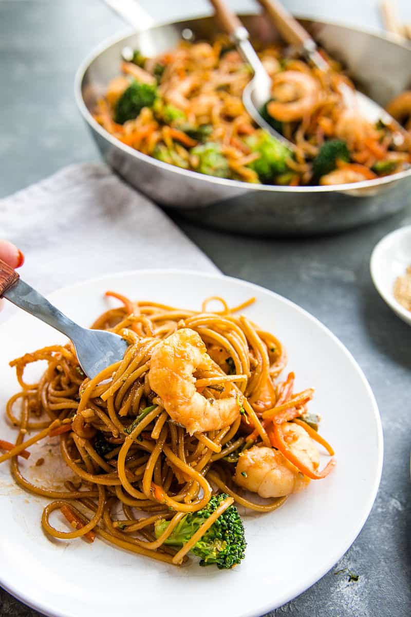 Quick and easy pan fried shrimp and vegetables, tossed with pasta and coated with an addictive spicy sesame sauce. #mustlovehomecooking