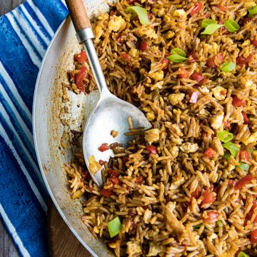 Peruvian Fried Rice is rice, eggs and veggies coated with a flavor bursting sauce of soy, ginger and cumin. Delicious! #mustlovehomecooking