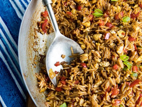Peruvian Fried Rice is rice, eggs and veggies coated with a flavor bursting sauce of soy, ginger and cumin. Delicious! #mustlovehomecooking