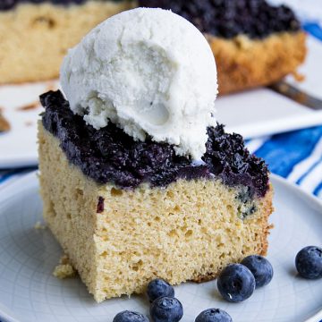 Made with fresh summer berries, this Easy Blueberry Upside Down cake is simple dessert anyone can make with blueberries caramelized under a layer of vanilla flavored cake. #mustlovehomecooking