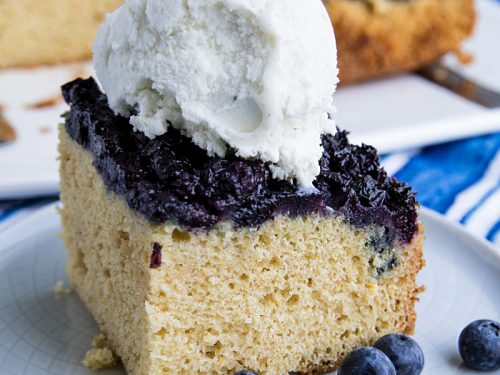 Made with fresh summer berries, this Easy Blueberry Upside Down cake is simple dessert anyone can make with blueberries caramelized under a layer of vanilla flavored cake. #mustlovehomecooking