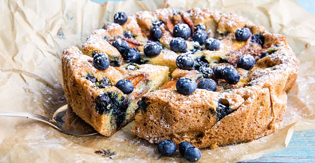 Made with bursting blueberries and fresh nectarines, this quick and simple Blueberry Nectarine Cake is totally delicious! #mustlovehomecooking