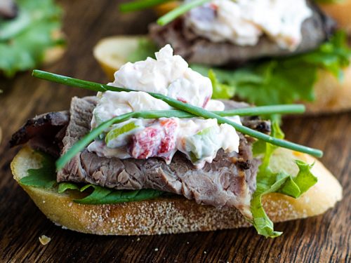 A canape' of crispy toasted bread topped with luscious roast beef and simple cheese dip. It's super simple finger food that's easy to make and perfect for the holidays! #mustlovehomecooking